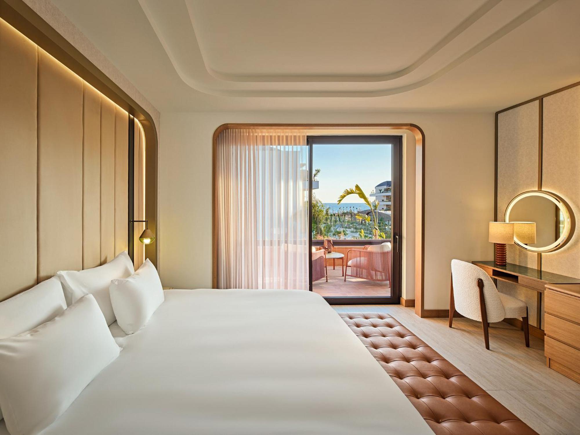 Xo Cape Arnna Hotel